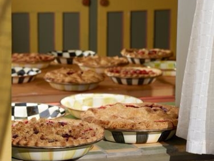 Courtly Check Enamel Pie Plate